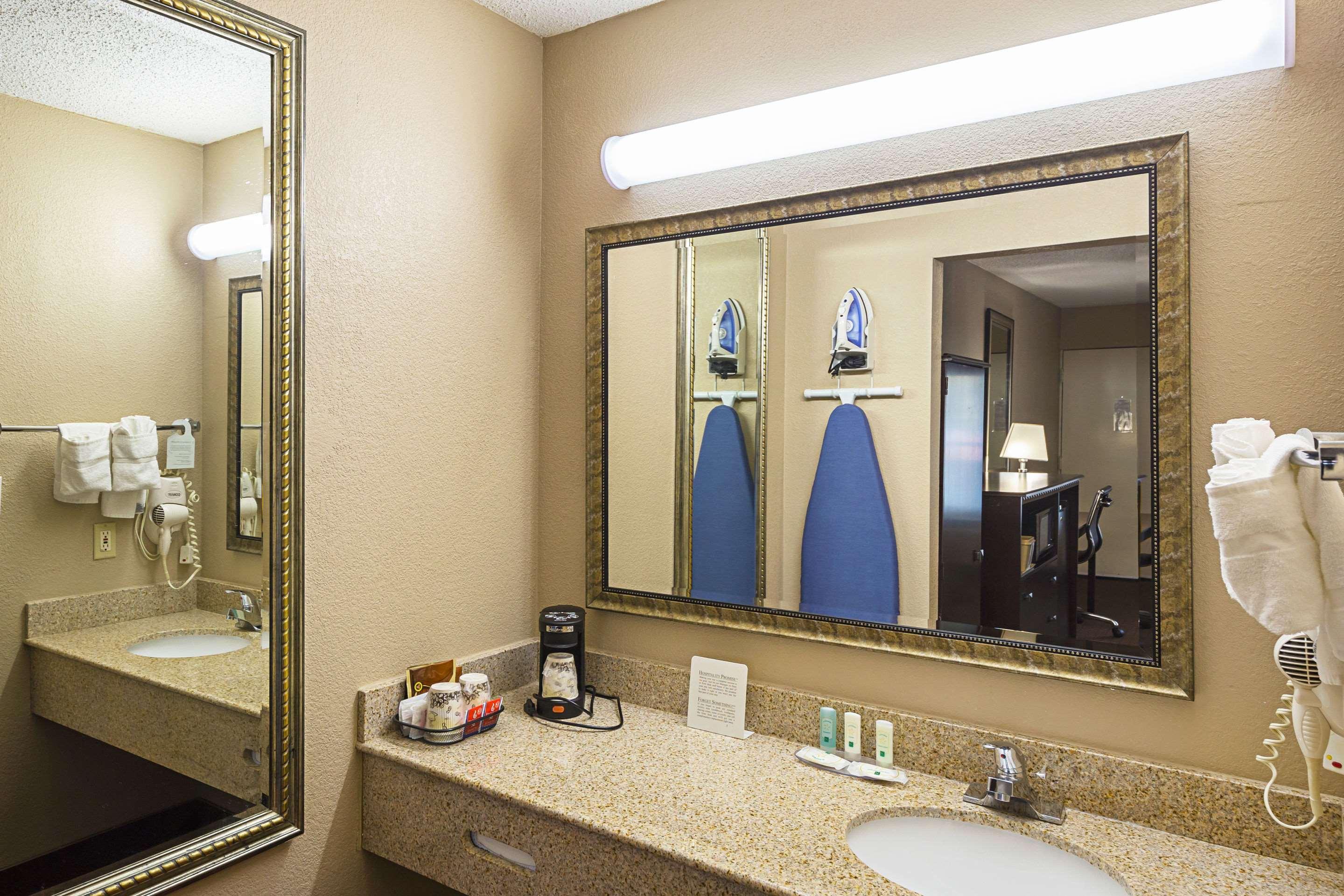 Quality Inn & Suites Greenville - Haywood Mall Esterno foto