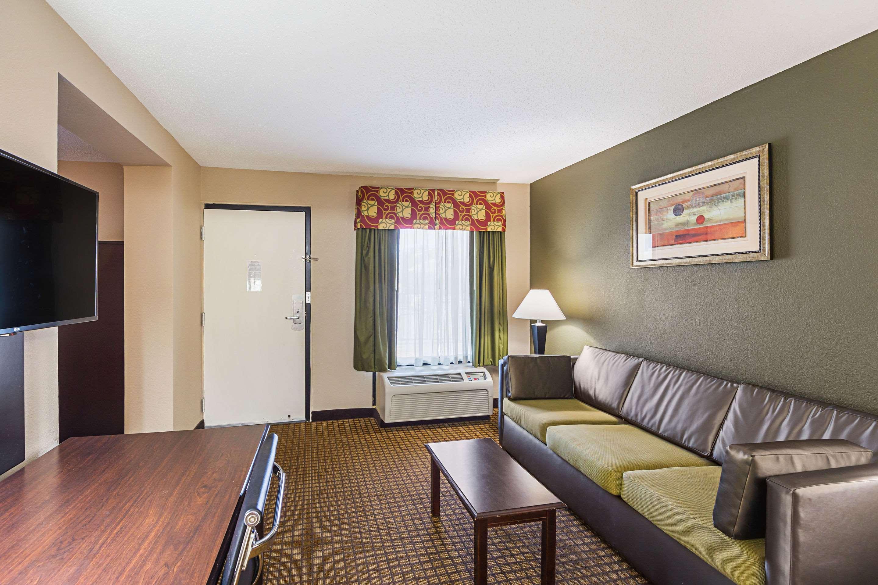 Quality Inn & Suites Greenville - Haywood Mall Esterno foto